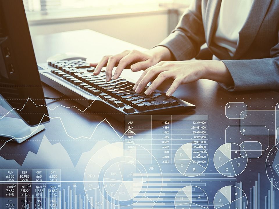 ホームページを見ている男性